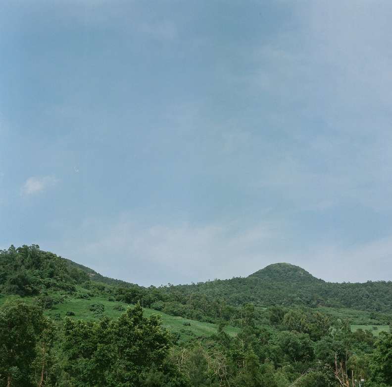 Зелена планинска верига, синьо небе онлайн пъзел
