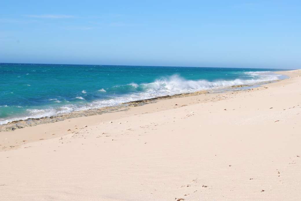 плаж с бял пясък през деня онлайн пъзел