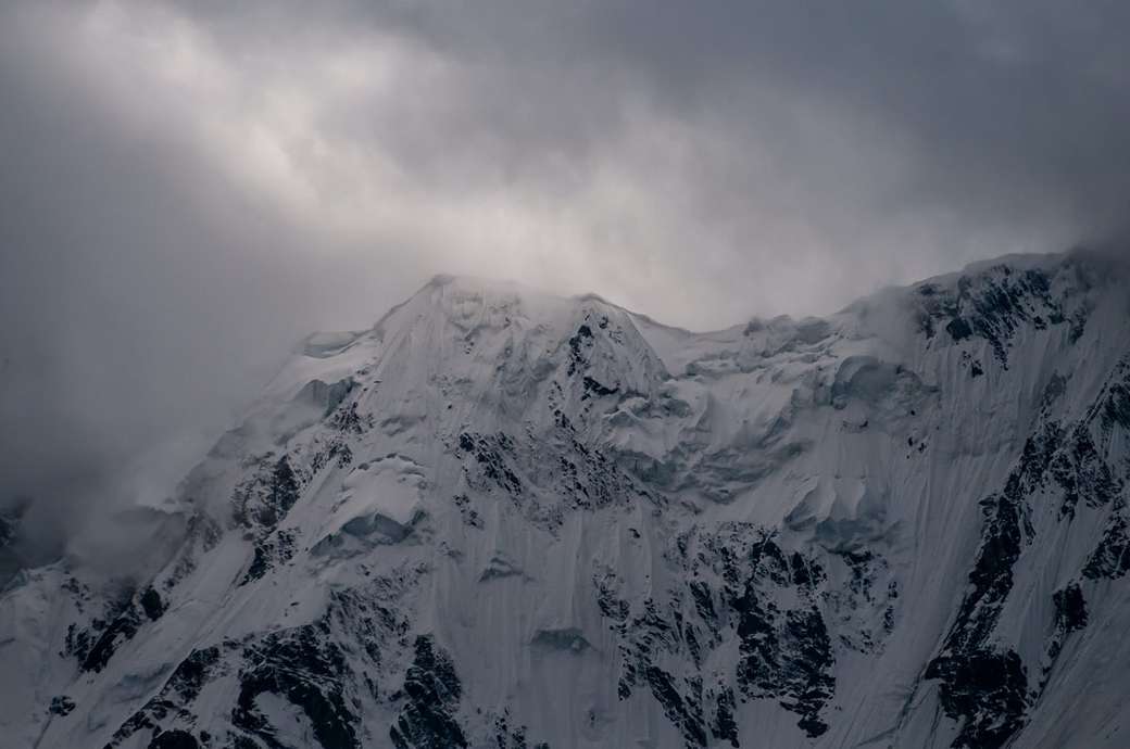 Pico Nanga Parbat sob nuvens puzzle online