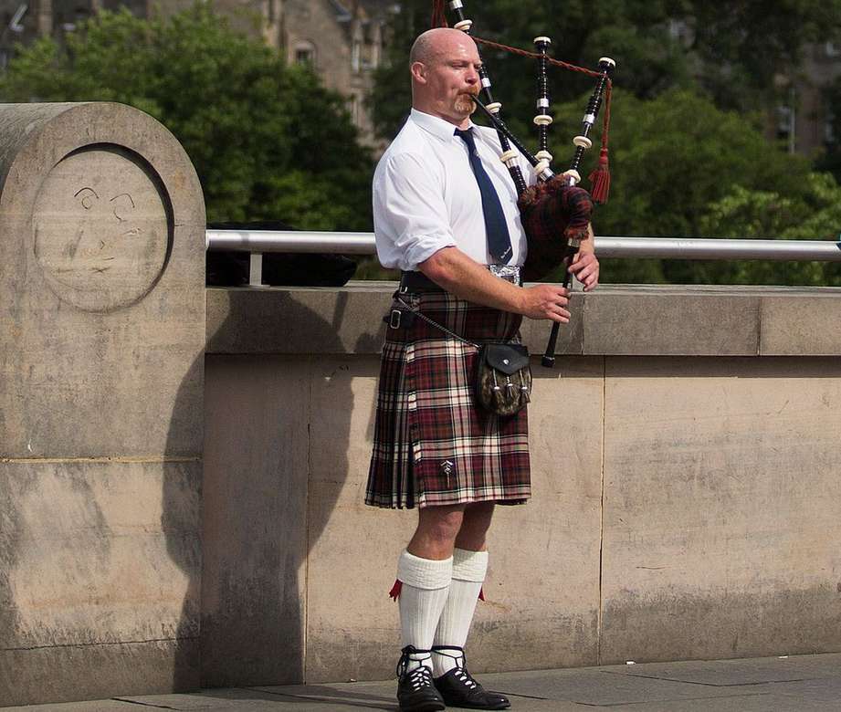 Escocés en faldas escocesas rompecabezas en línea