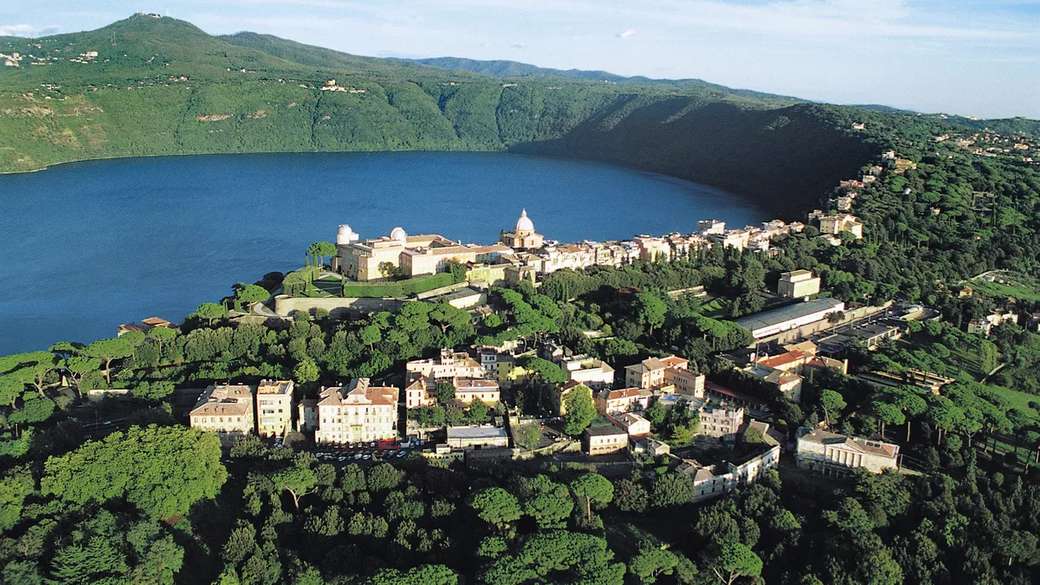 Castel Gandolfo Lago région du Latium Italie puzzle en ligne