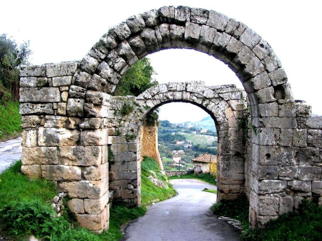 Ferentino Old Gates Région Latium Italie puzzle en ligne