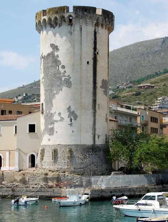 Věž přístavu Formia v regionu Lazio v Itálii skládačky online