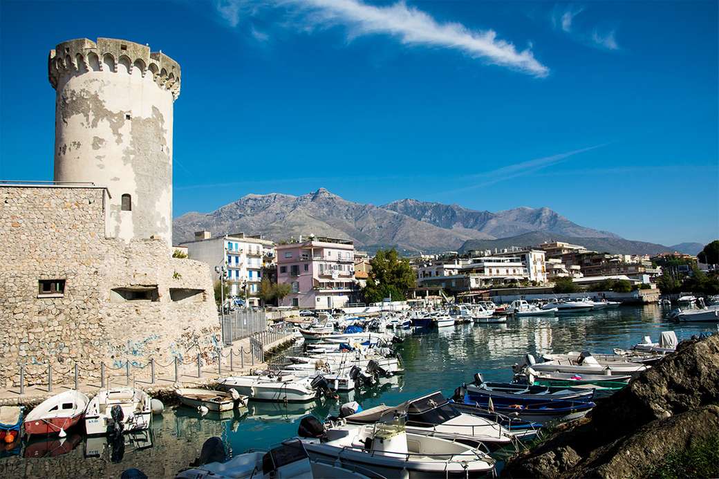 Torre do porto de Formia, região do Lazio, Itália puzzle online