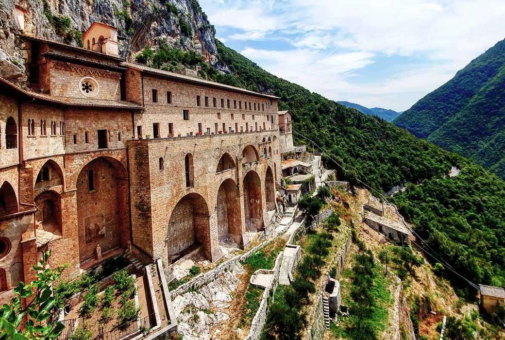 Mănăstirea benedictină Subiaco Regiunea Lazio Italia jigsaw puzzle online