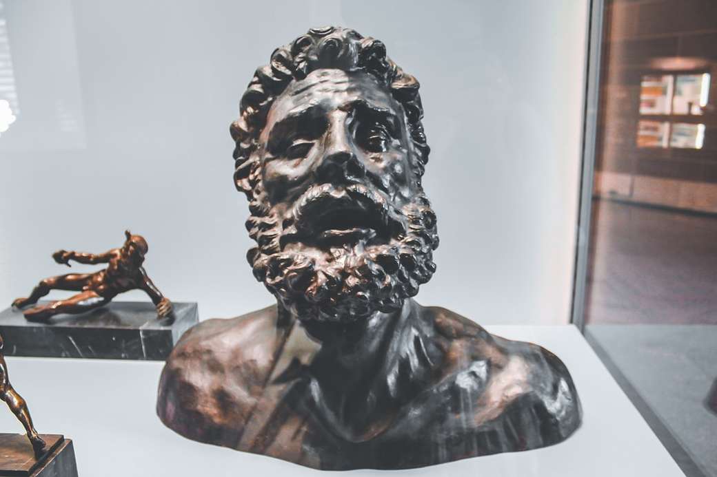 escultura de hombre rompecabezas en línea