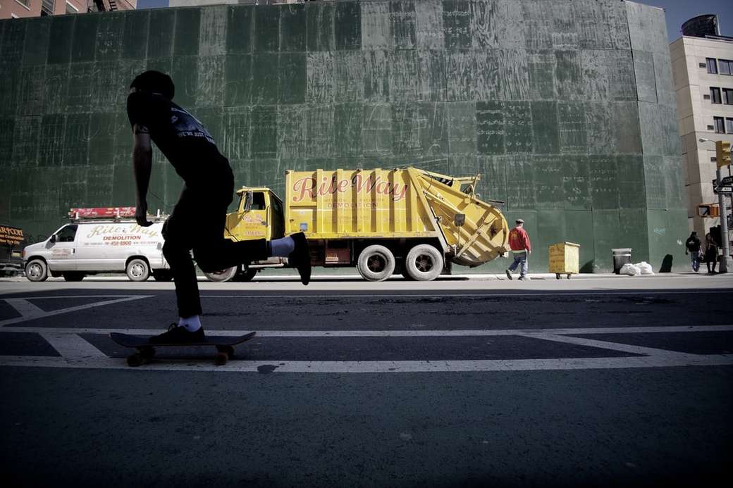 camión volquete amarillo en la calle rompecabezas en línea