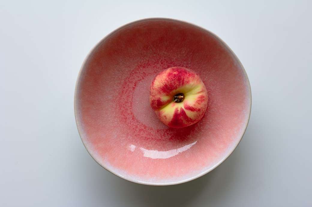 Персик в рожевій мисці онлайн пазл