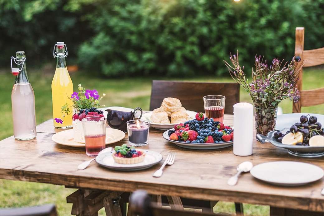 Сніданок в саду пазл онлайн