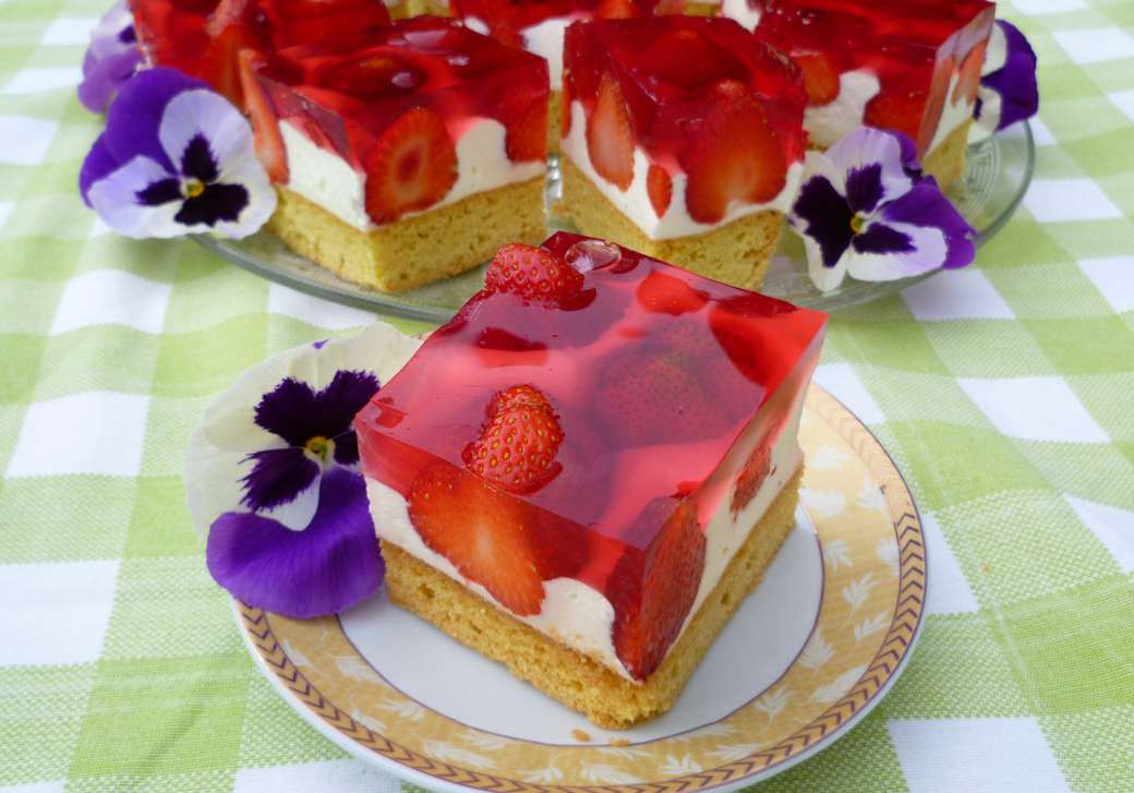 Kaka med gelé och jordgubbar pussel på nätet