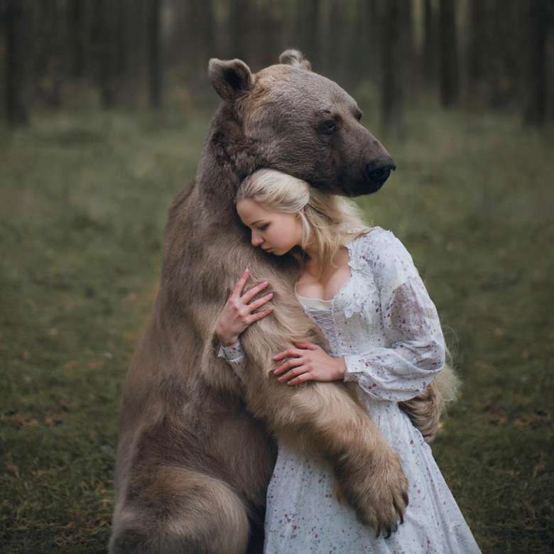Κορίτσι με μια αρκούδα online παζλ