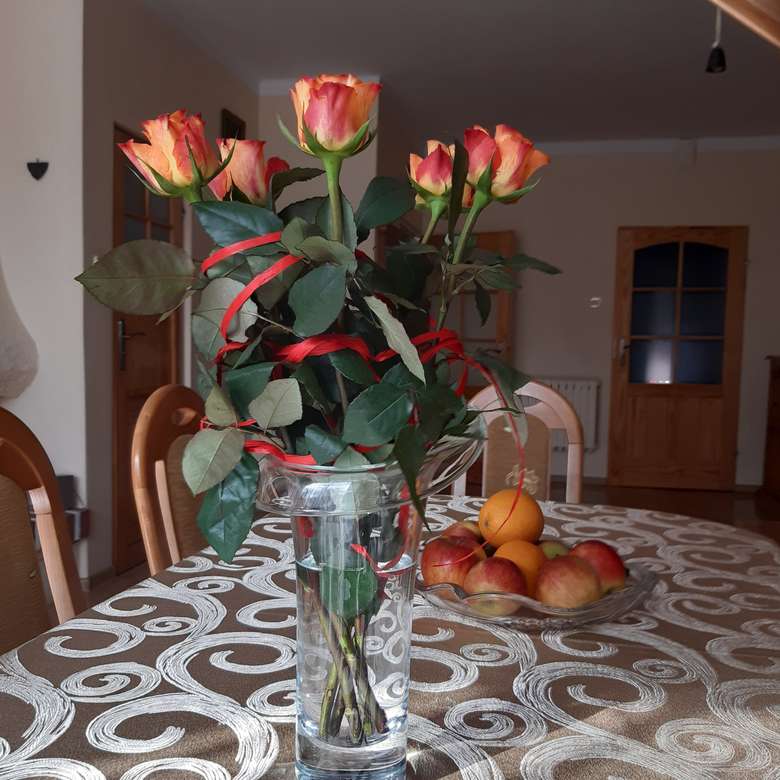 trandafiri frumoși într-o vază pe masă jigsaw puzzle online