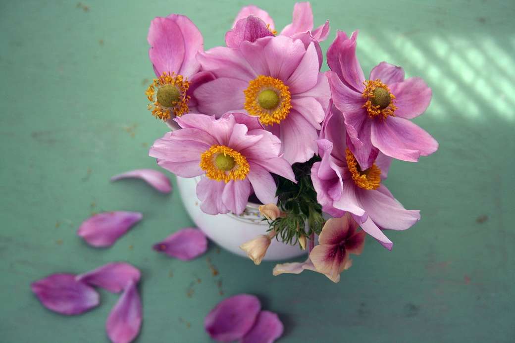 roze petaled bloemen in vaas legpuzzel online