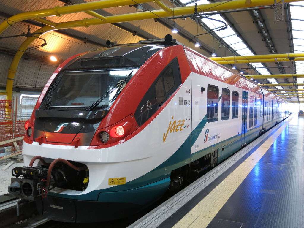 Tren Leonardo Express desde el aeropuerto a la ciudad de Roma rompecabezas en línea