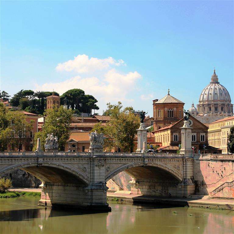 Blick über den Tiber auf Rom Online-Puzzle