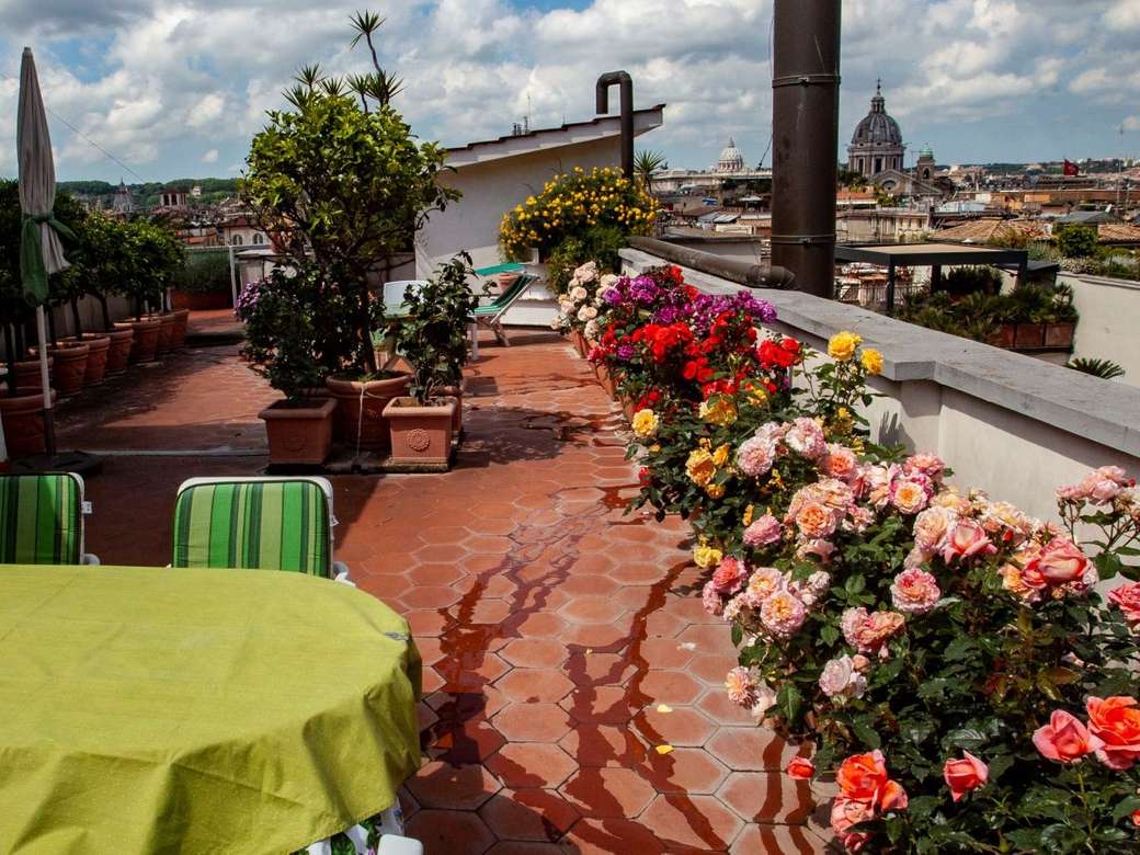 Βεράντα στον τελευταίο όροφο της Ρώμης με τριαντάφυλλα παζλ online
