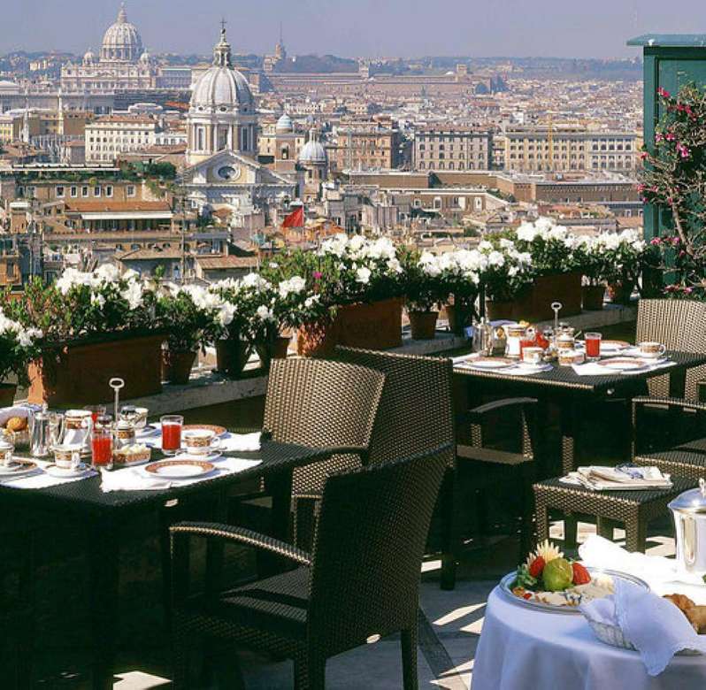 Terrasse sur le toit de l'hôtel à Rome puzzle en ligne