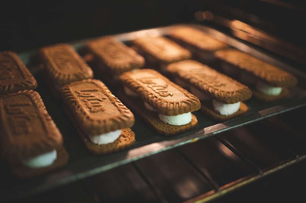 biscoitos de chocolate na bandeja de aço inoxidável quebra-cabeças online