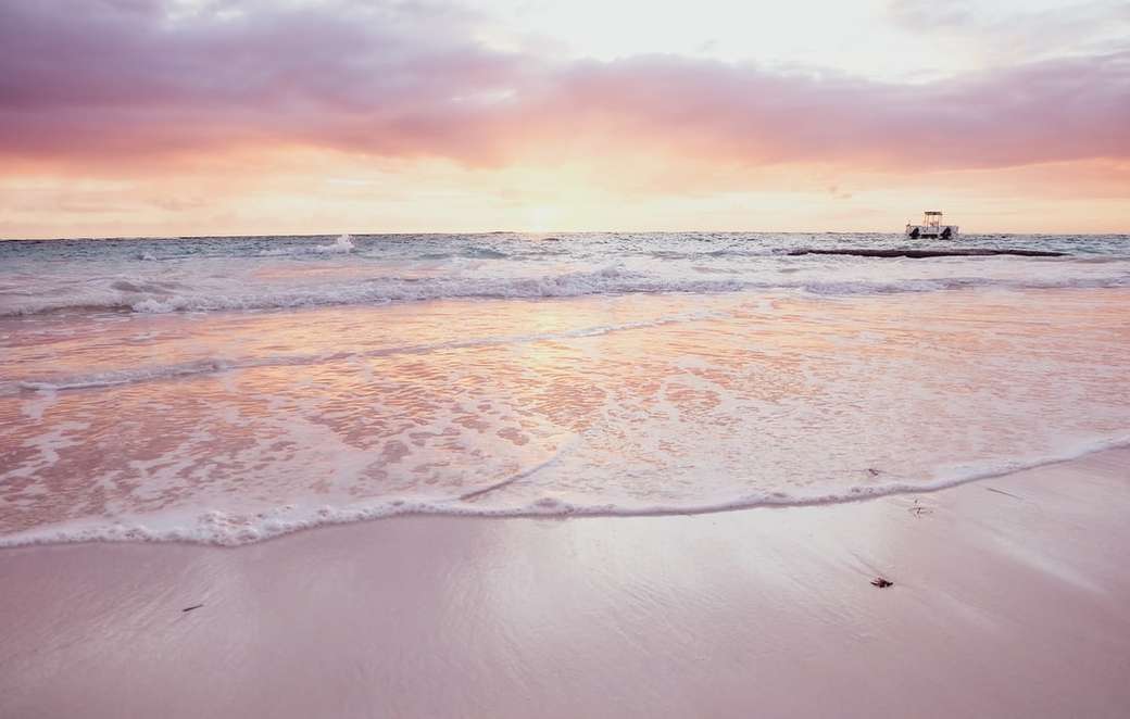 emberek a tengerparton naplemente alatt online puzzle