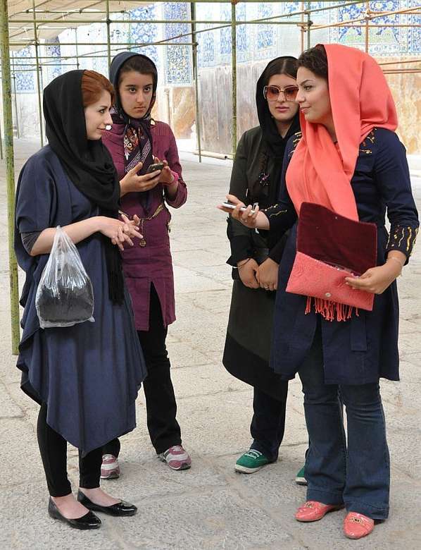 Iranska kvinnor pussel på nätet