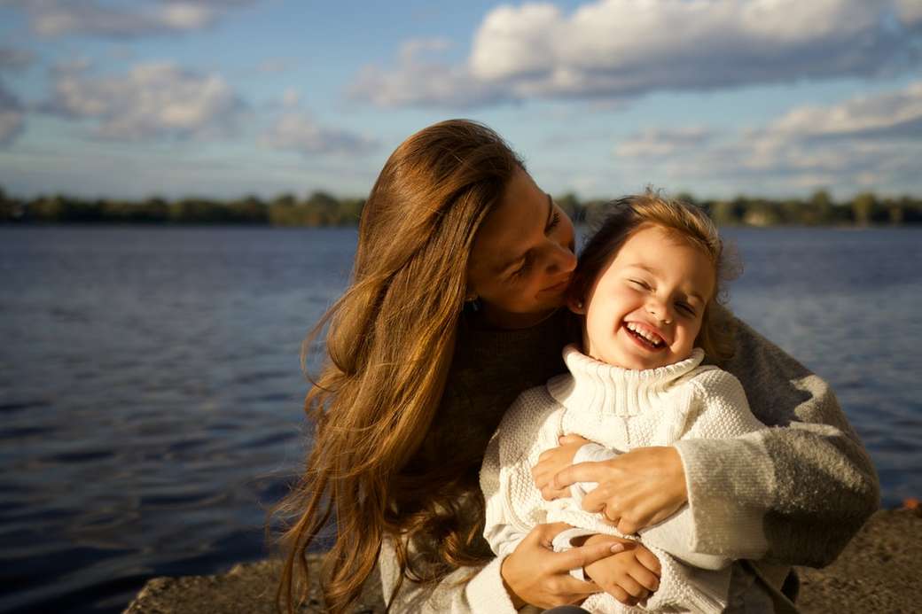 Μητέρα και κόρη χαμογελά παζλ online
