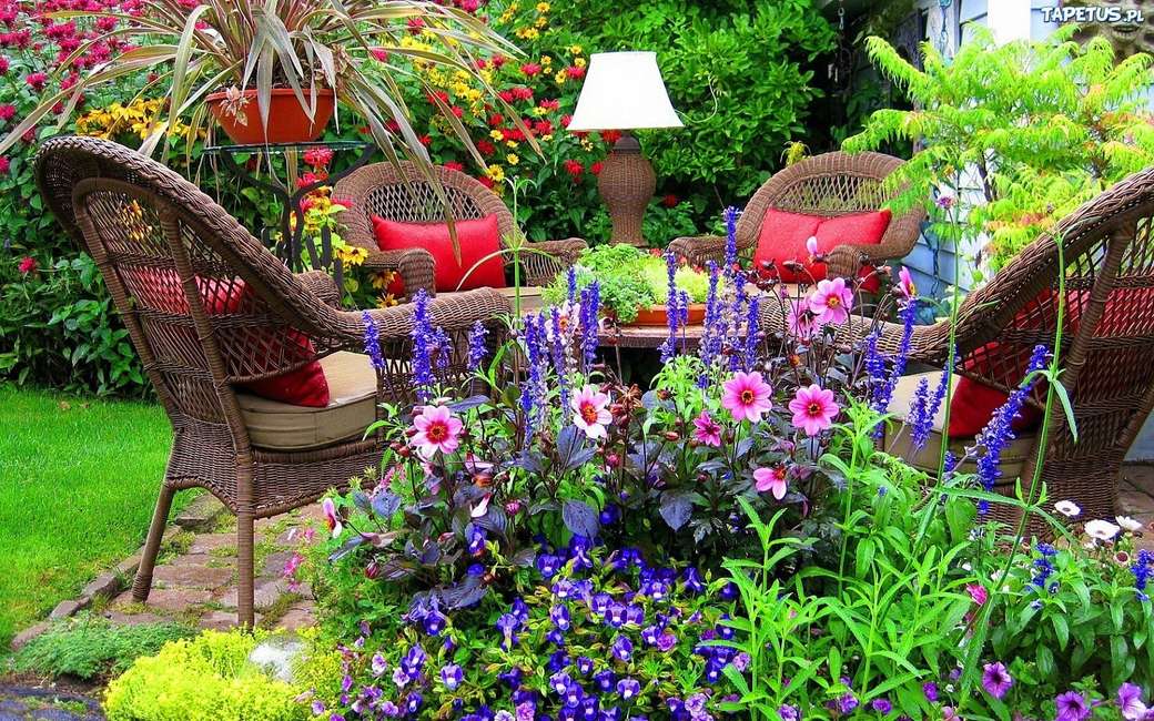 почивка около цветя в градината онлайн пъзел