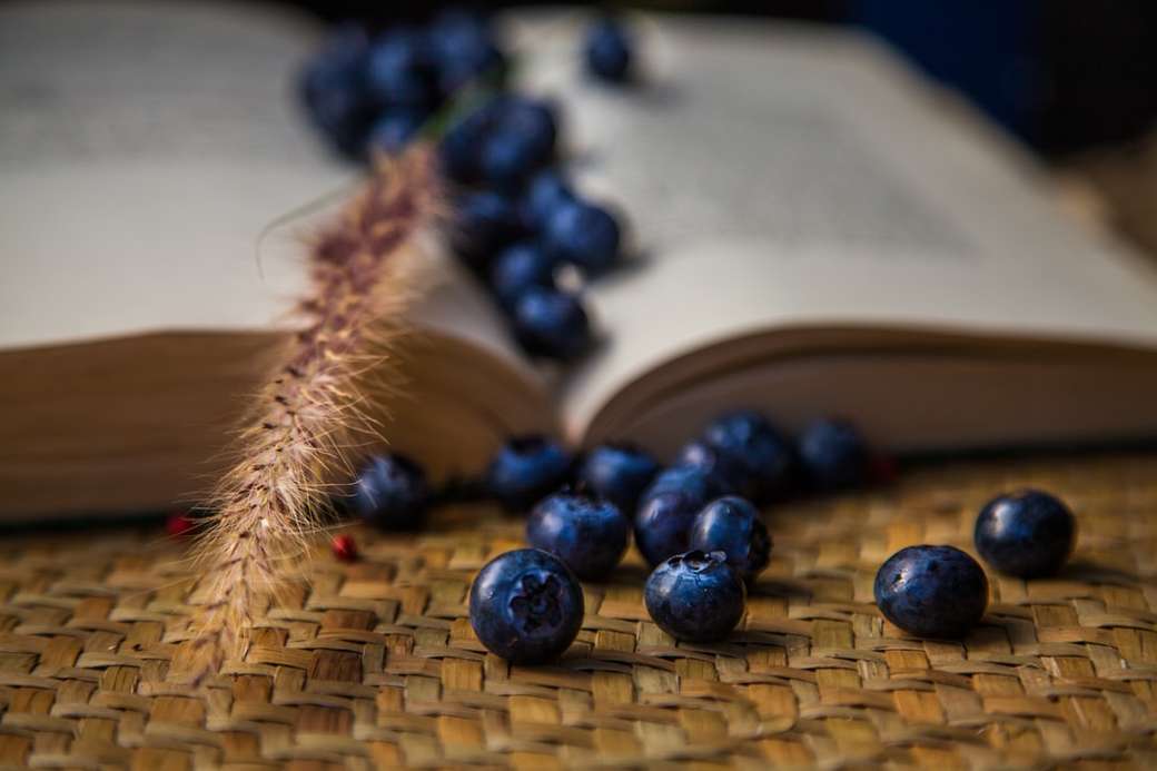 синие ягоды на коричневой плетеной корзине онлайн-пазл