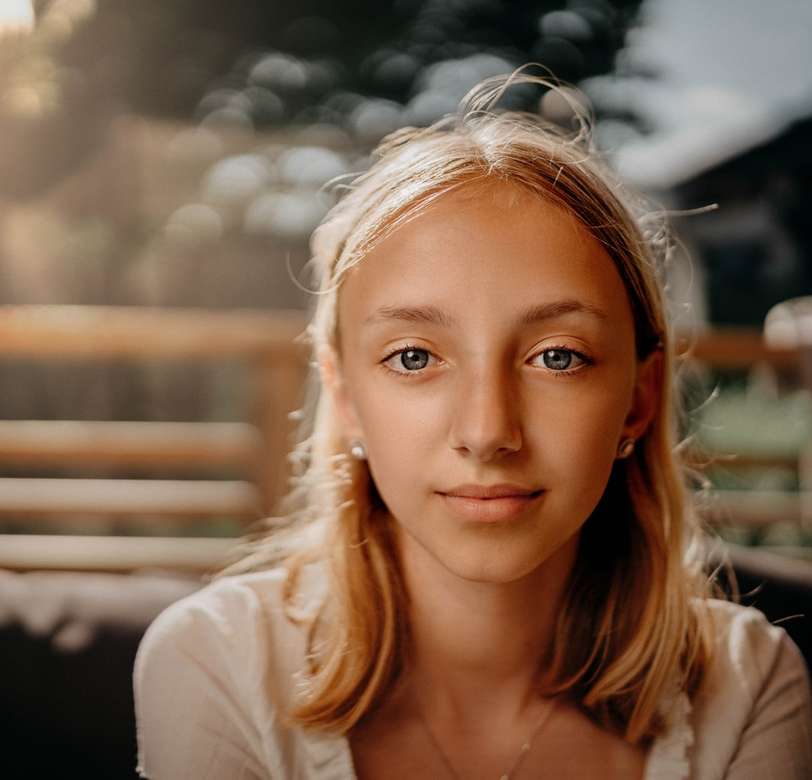 Портрет на младо момиче онлайн пъзел