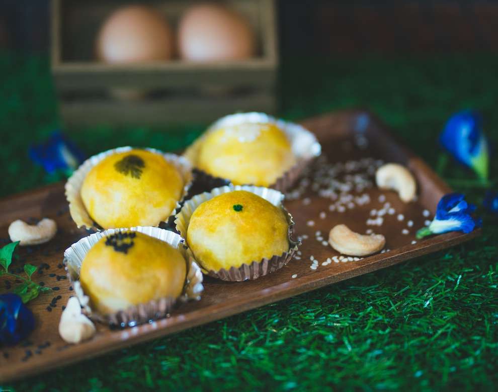 3 muffins på grönt bricka Pussel online