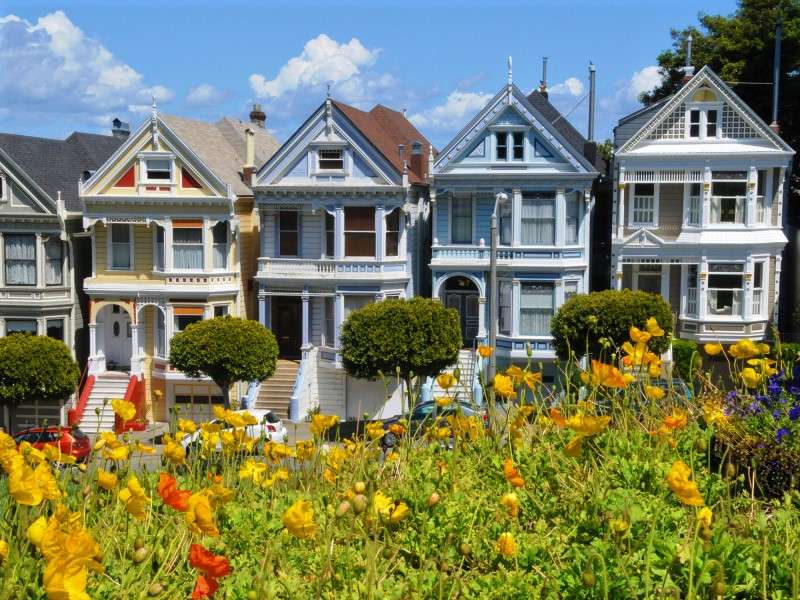 Casas de vecindad coloridas, un callejón con flores rompecabezas en línea