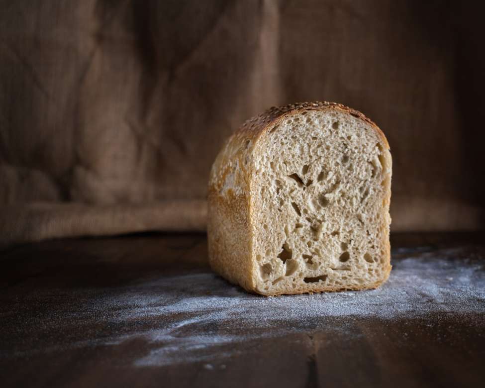 καφέ ψωμί σε μπλε ύφασμα παζλ online