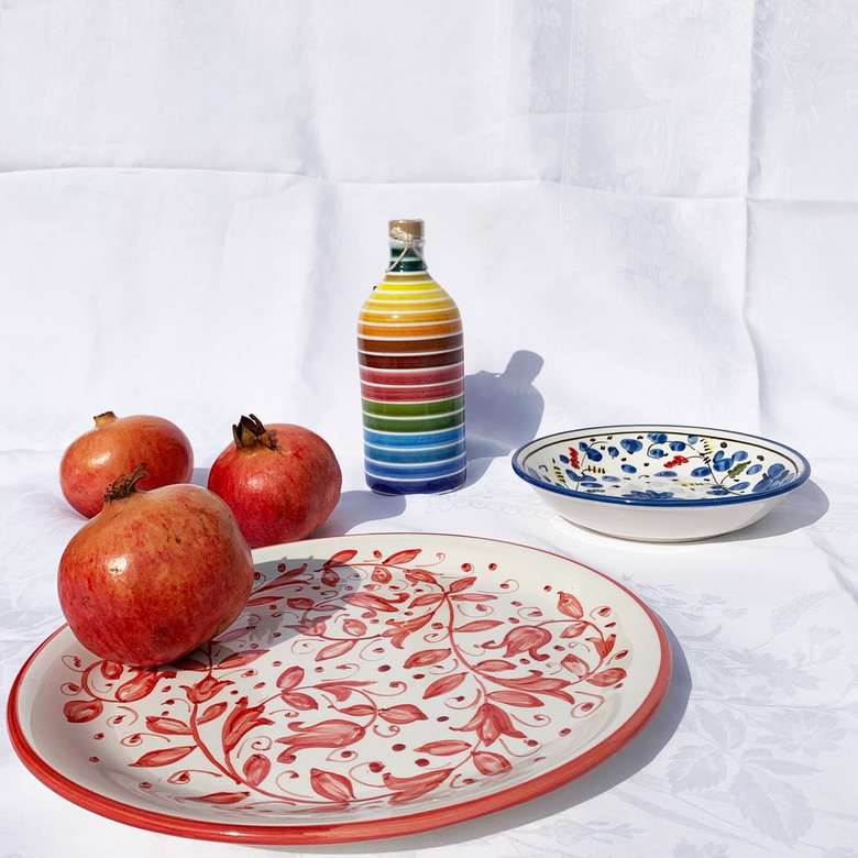 rote Äpfel auf weißer und blauer Blumenkeramikplatte Online-Puzzle