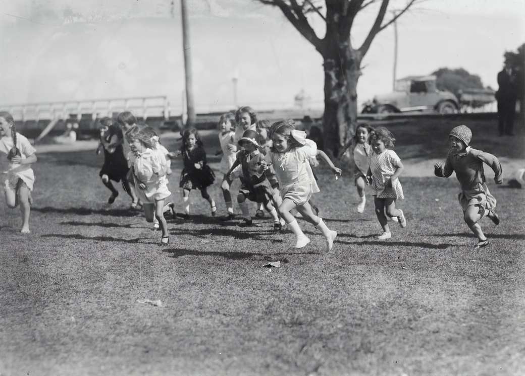 Бягаща надпревара за момичета, около 1930-те онлайн пъзел
