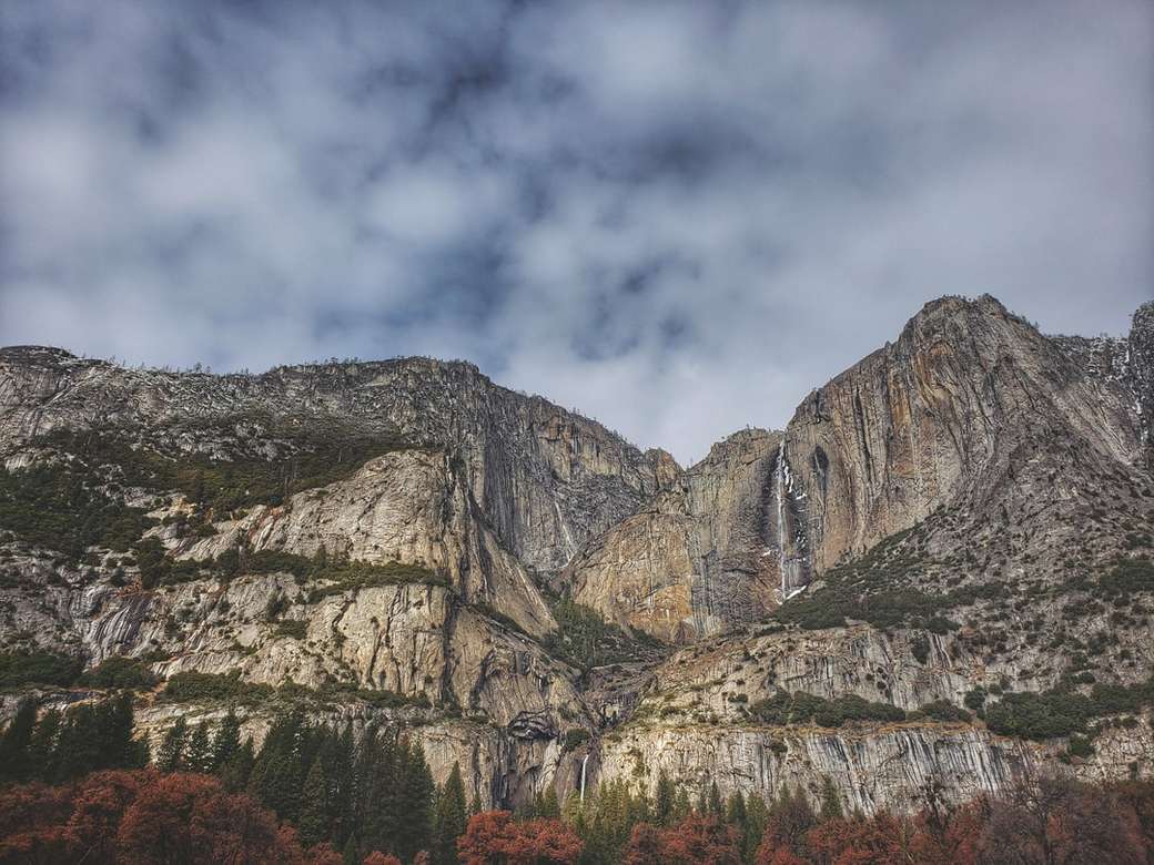 Yosemite à l'aube du printemps mais toujours en hiver. puzzle en ligne