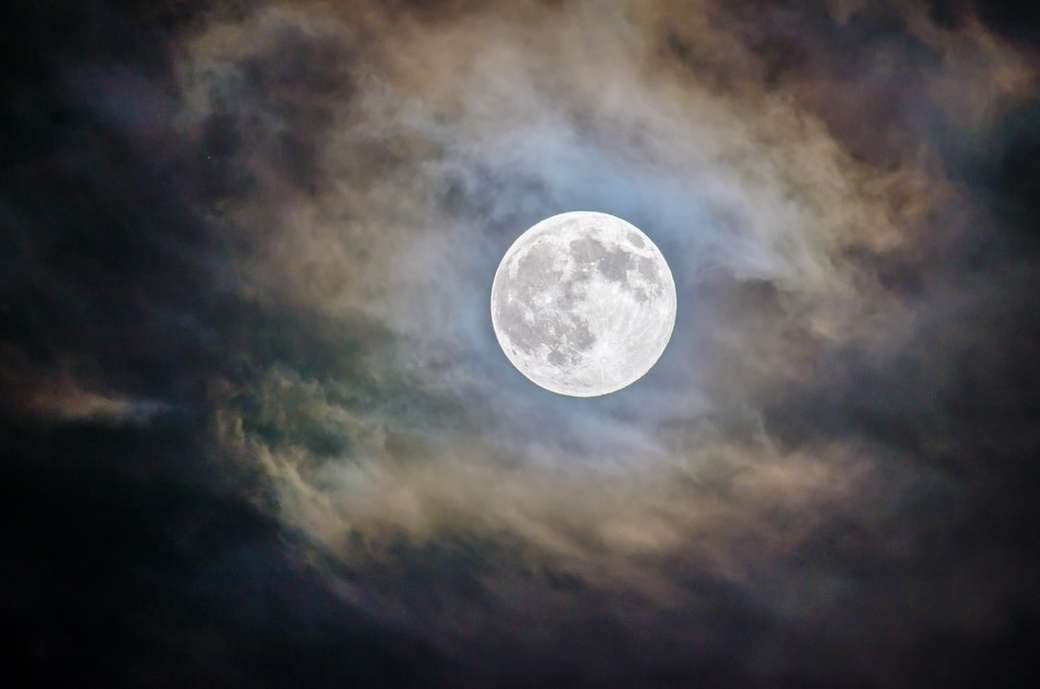 fullmåne och grå moln under natten pussel på nätet