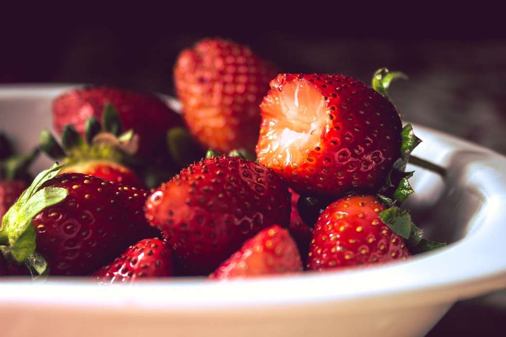Bund Erdbeeren in weißer Schüssel Puzzlespiel online