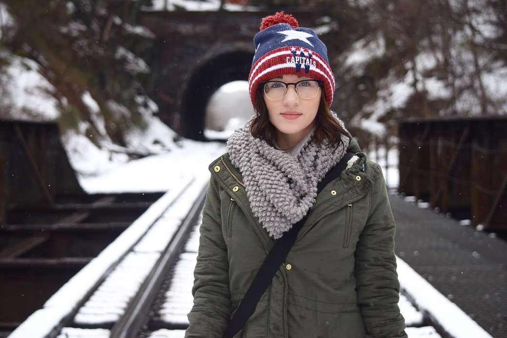 Nő a vasúti síneken online puzzle