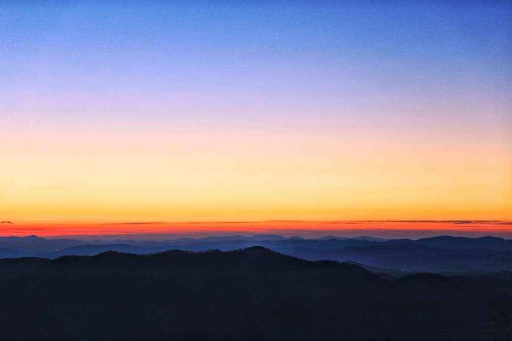 Silhouette der Berge während der goldenen Stunde Online-Puzzle