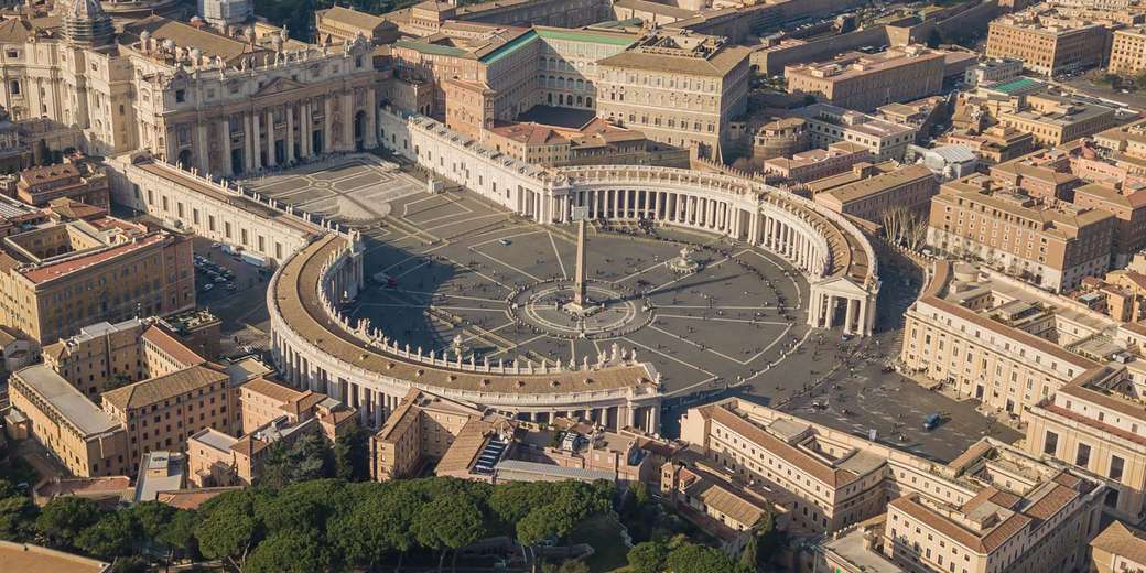 Площадь Святого Петра с колоннадами Ватикан в Риме онлайн-пазл
