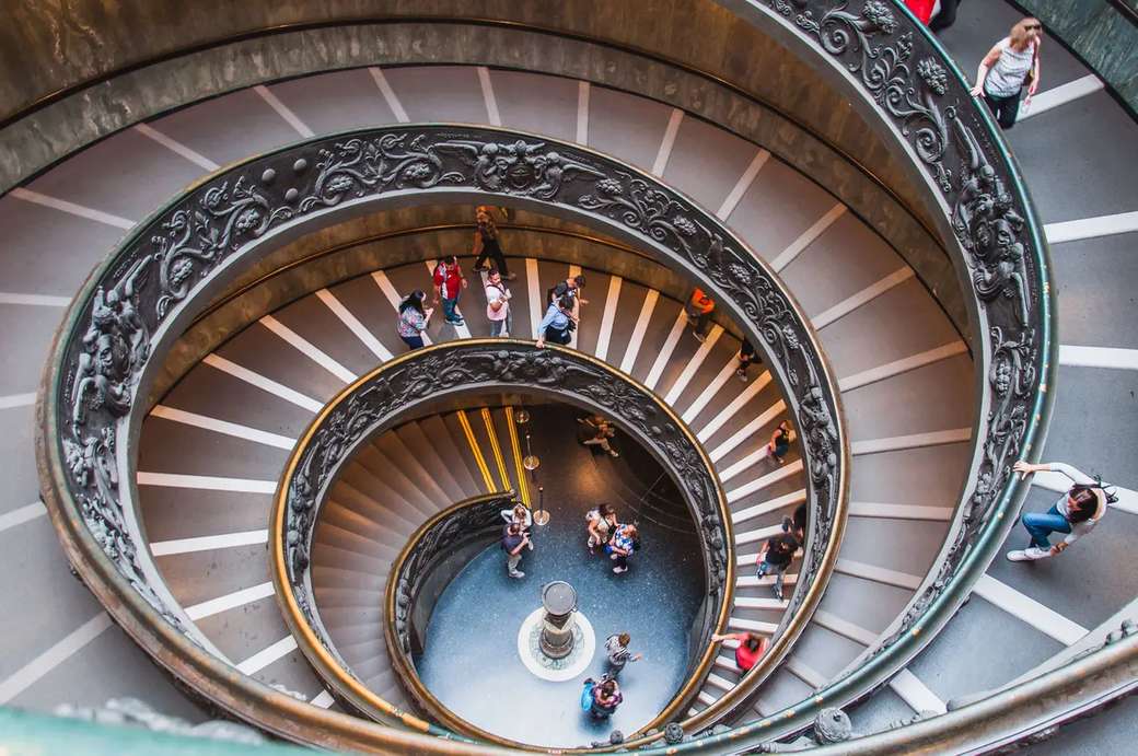 Винтовая лестница в музее Ватикана в Риме пазл онлайн