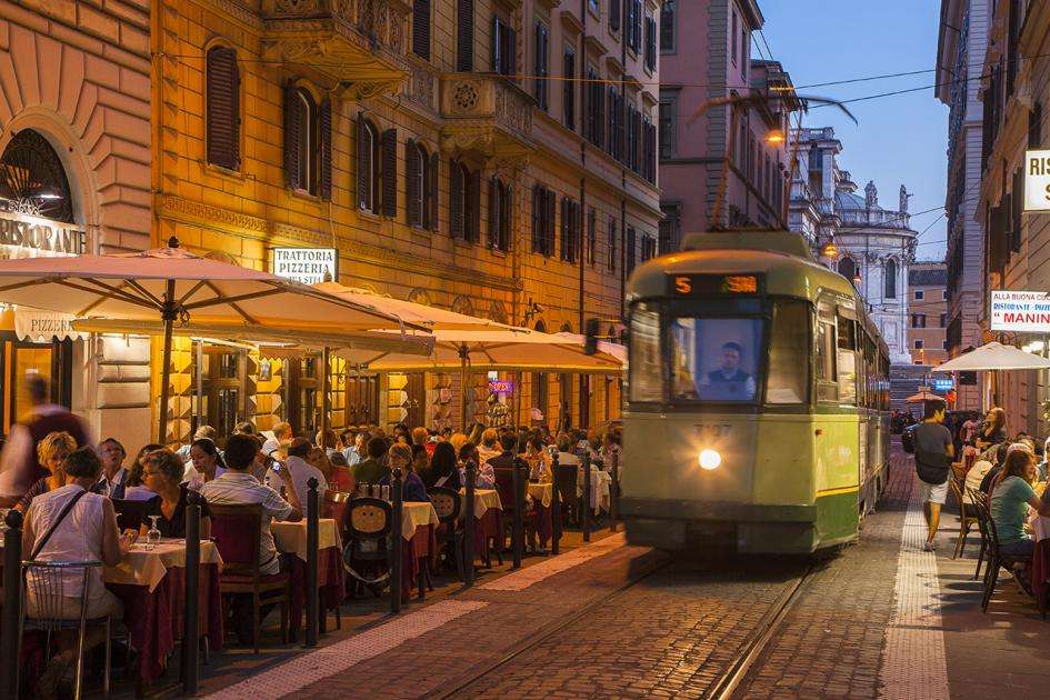 Oude stad met tram in Rome online puzzel