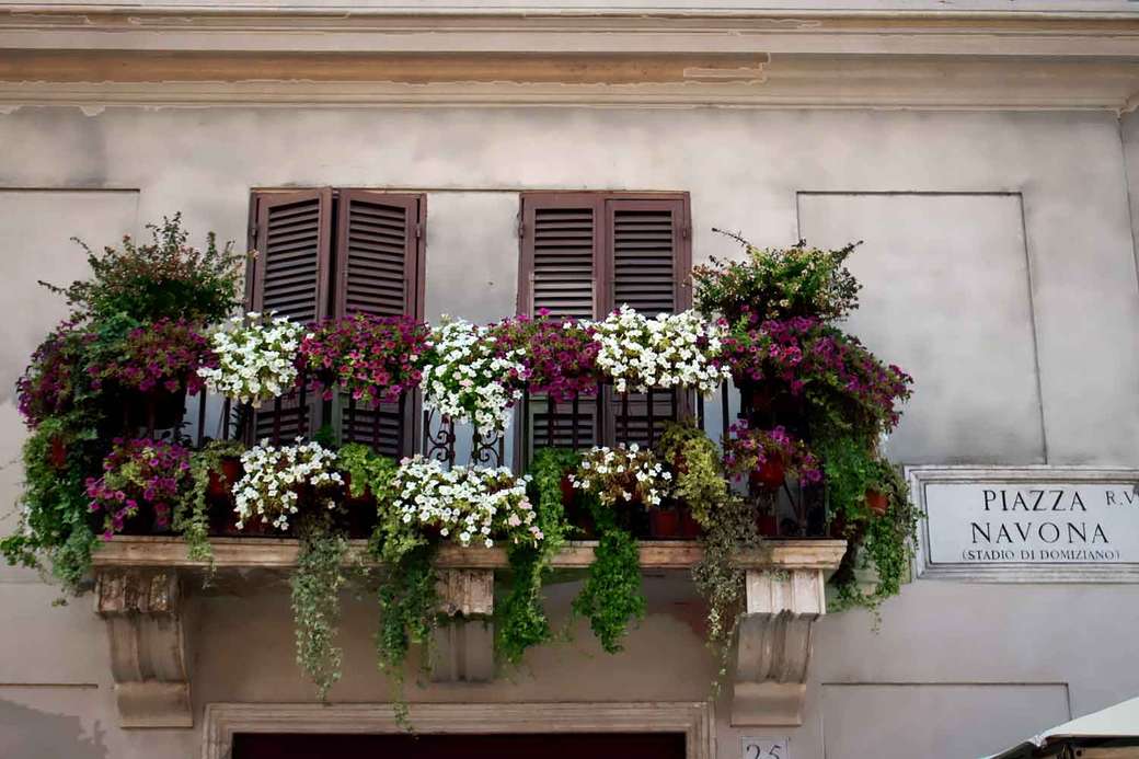 Балкон Пьяцца Навона с цветами в Риме онлайн-пазл