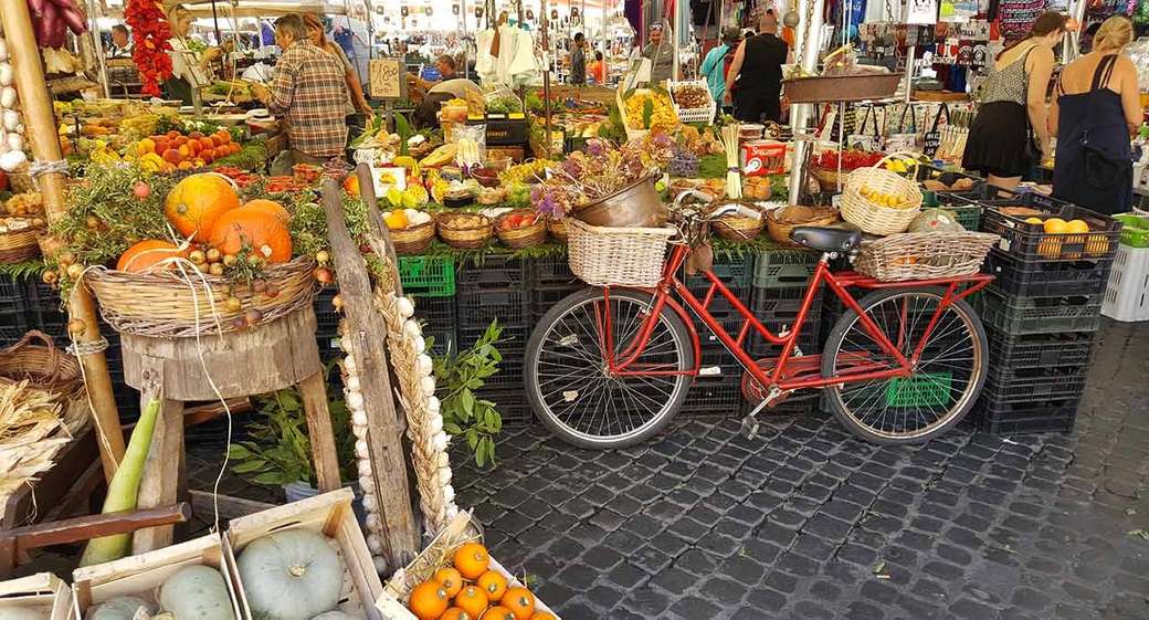 Mercado de la ciudad vieja en el Campo di Fiori en Roma rompecabezas en línea
