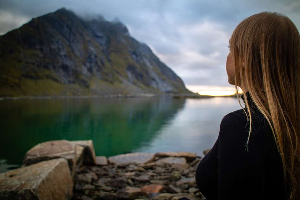 Călătorie solo la un fiord în cercul polar polar al Norvegiei jigsaw puzzle online