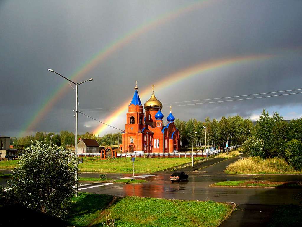 Regenbogen über der Kirche Online-Puzzle