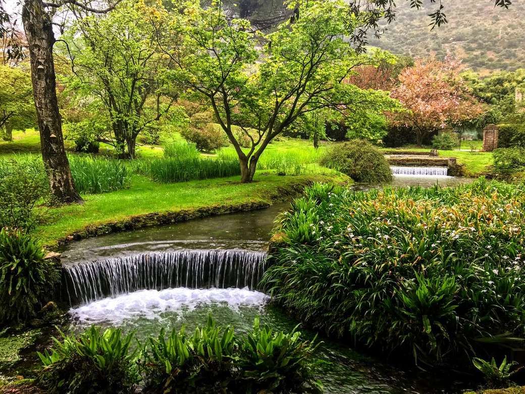 O grădină frumoasă în Roma puzzle online