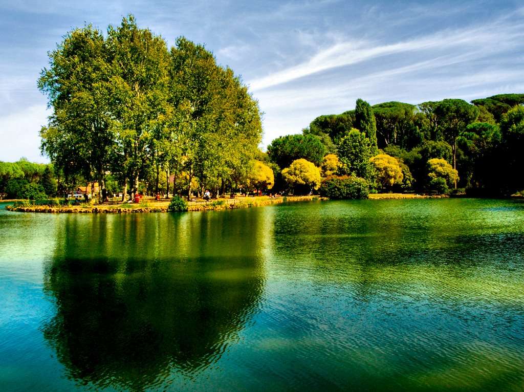 Villa Ada avec beau jardin et lac de Rome puzzle en ligne