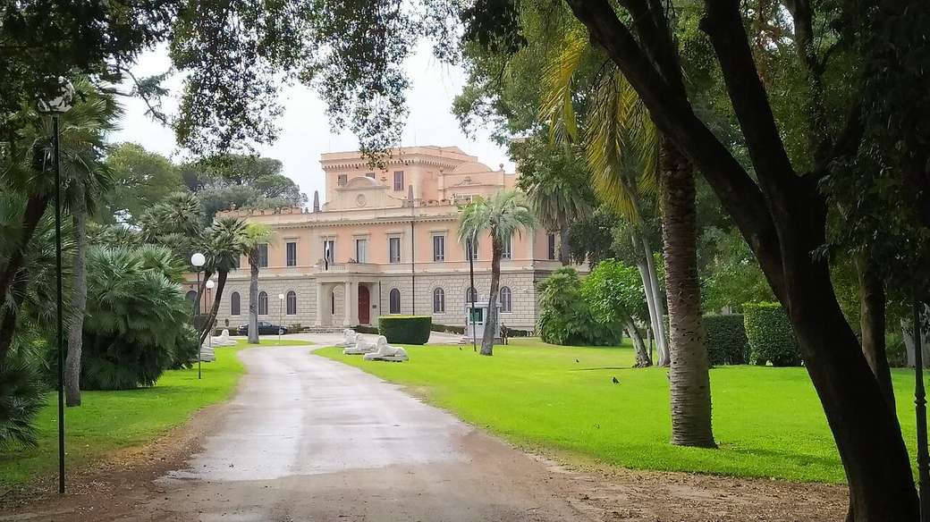Villa Ada med vacker trädgård Rom Pussel online