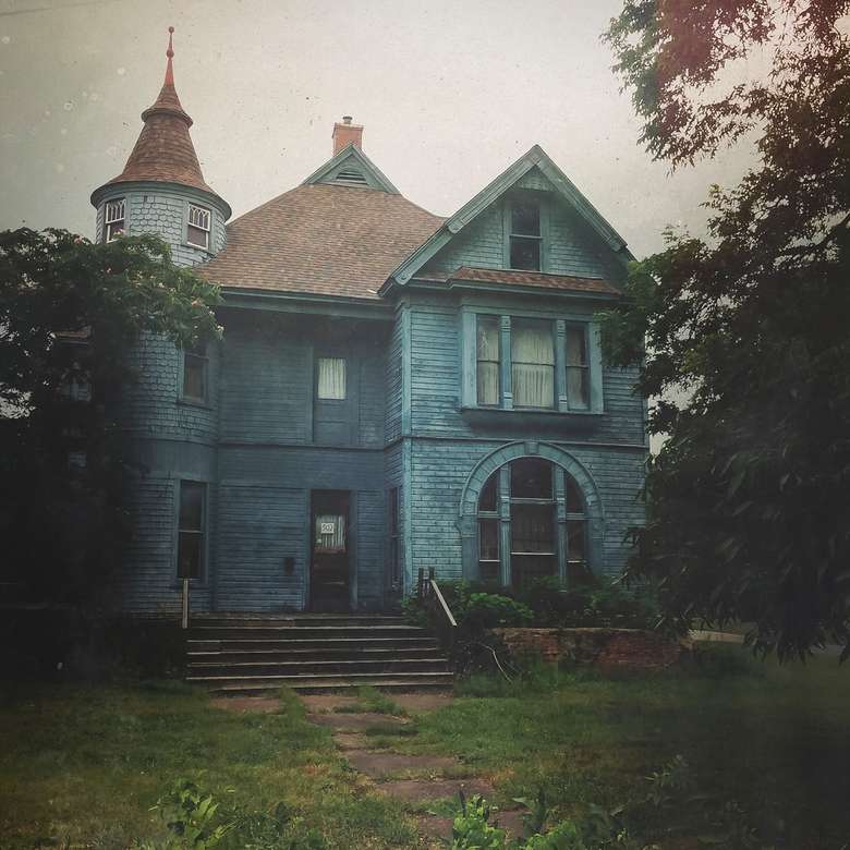 Una vecchia casa infestata blu puzzle online