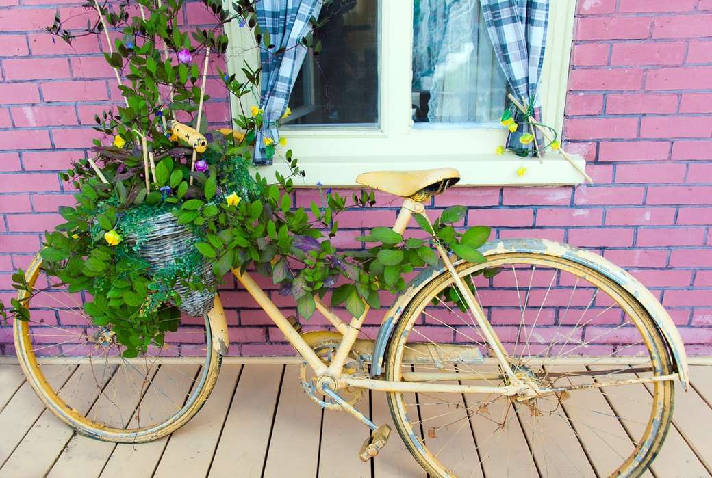 Jardinera de bicicletas amarilla rompecabezas en línea